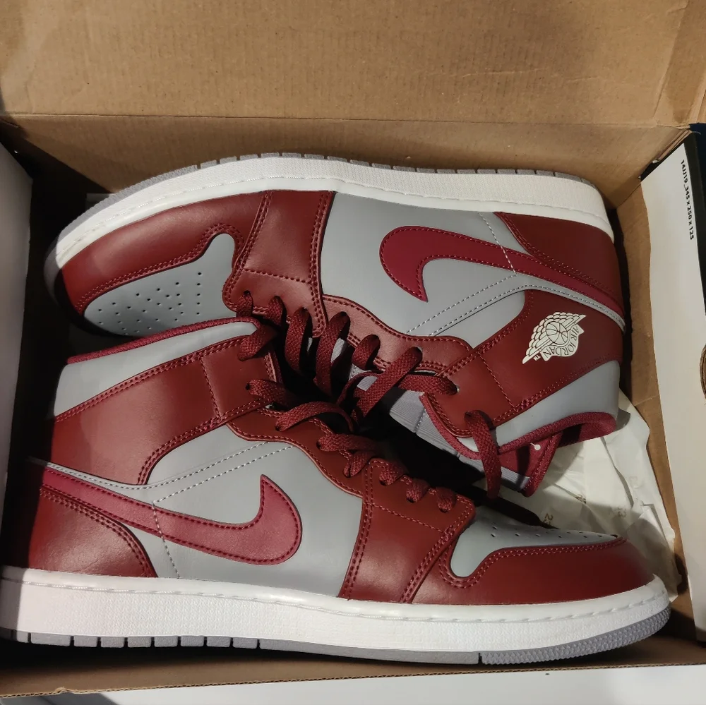 Air Jordan 1 - Picture 2 of 8